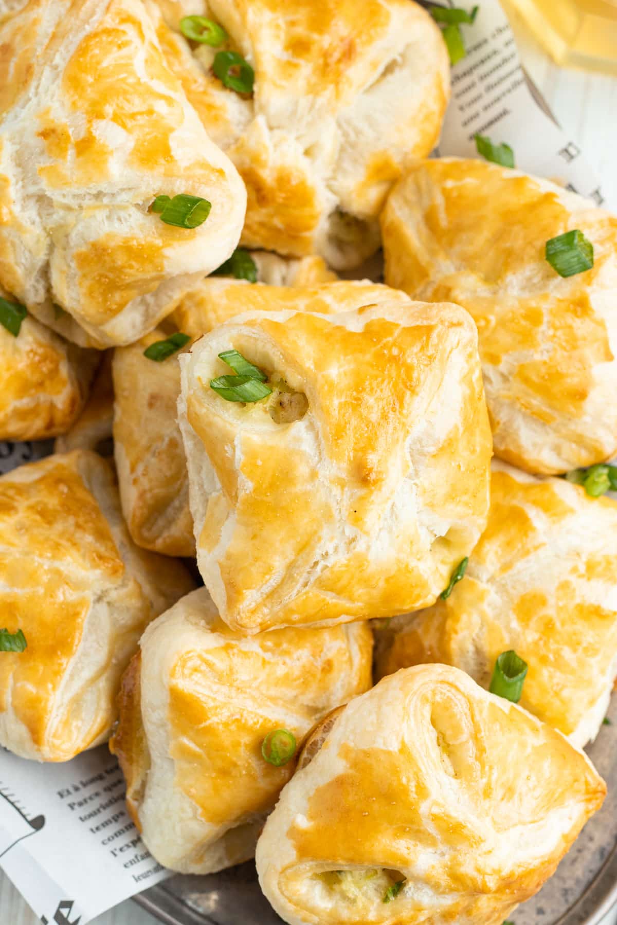 Close up picture of the baked potato leek puff pasty bites. 