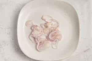 Picture of plate with sliced shallot.