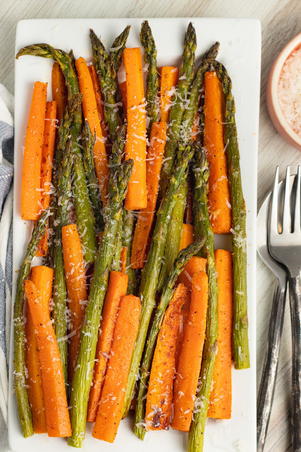 Picture of rectangle plate with carrots and asparagus. 