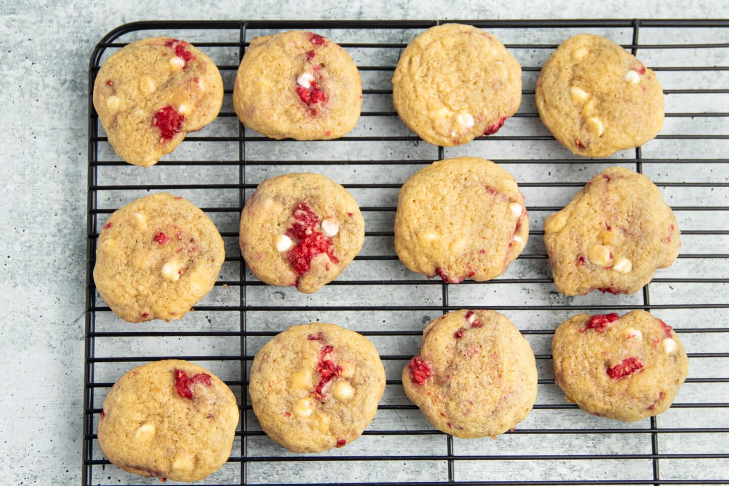 Picture of bakes cookies cooling down on metal rack.