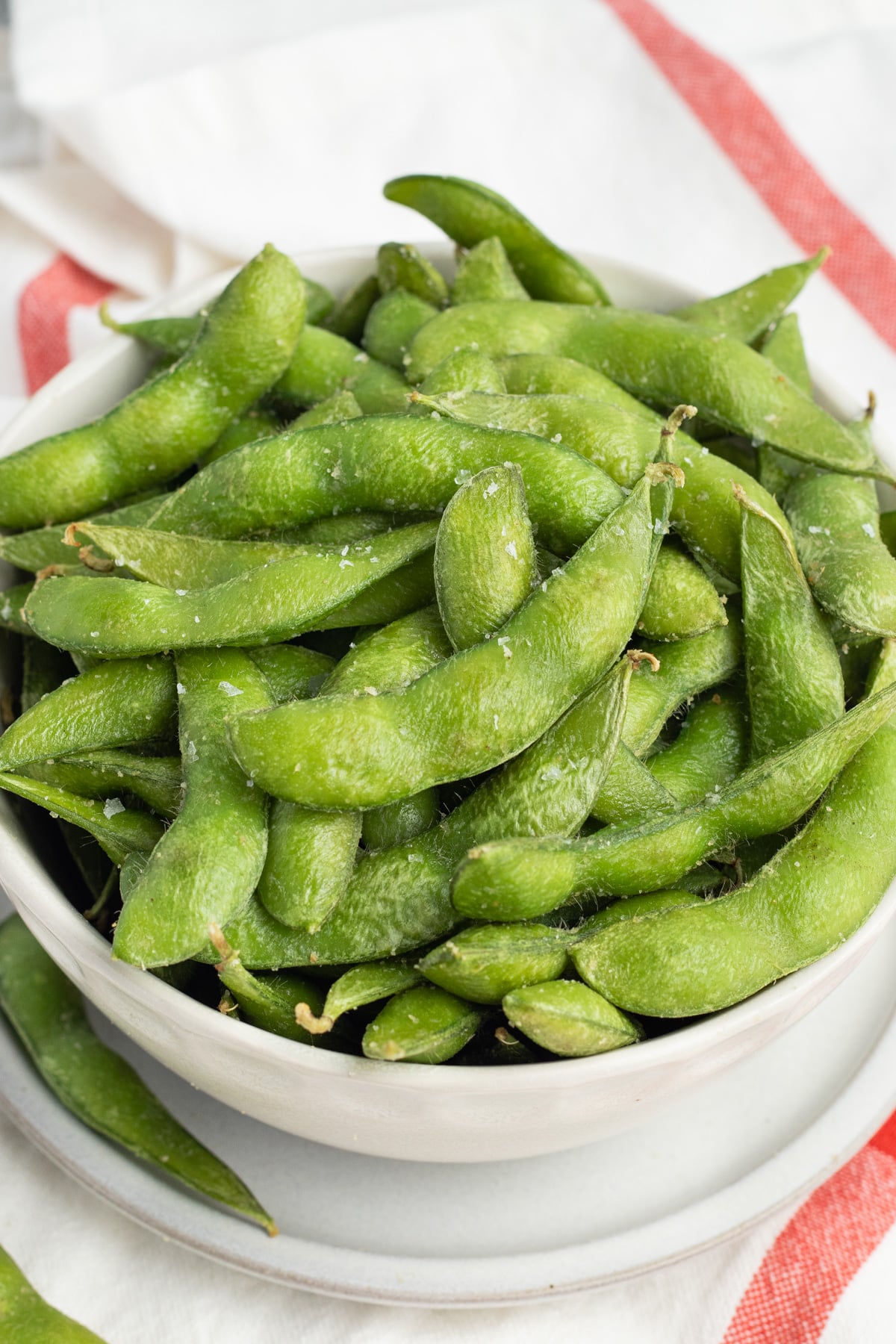 Picture of a bowl with cooked edamame.