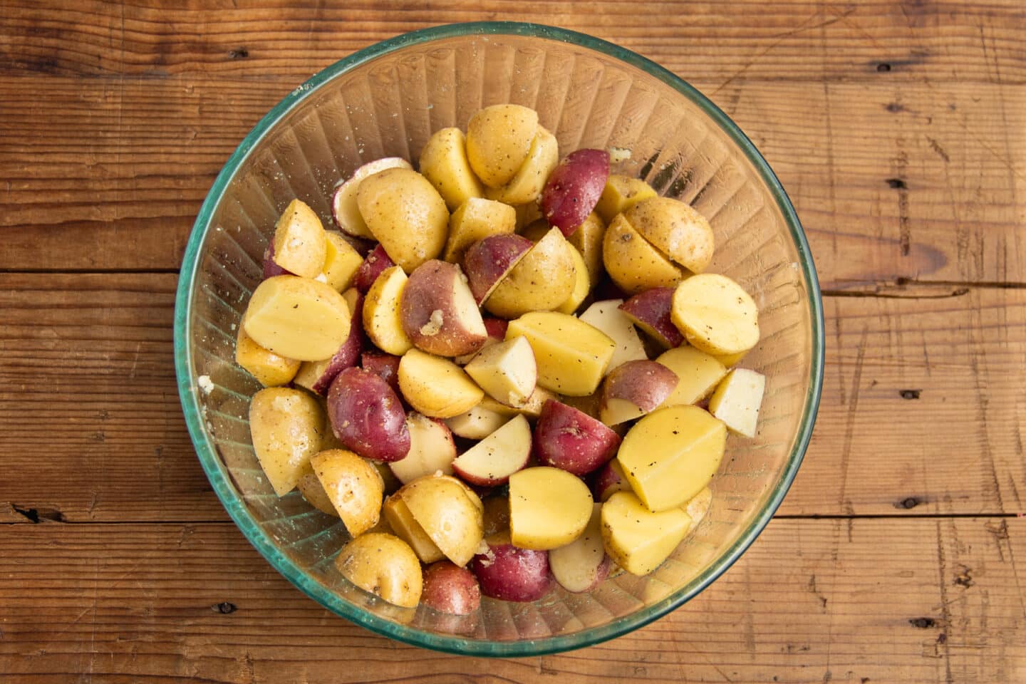 This is a picture of the chopped potatoes with seasoning in a bowl.