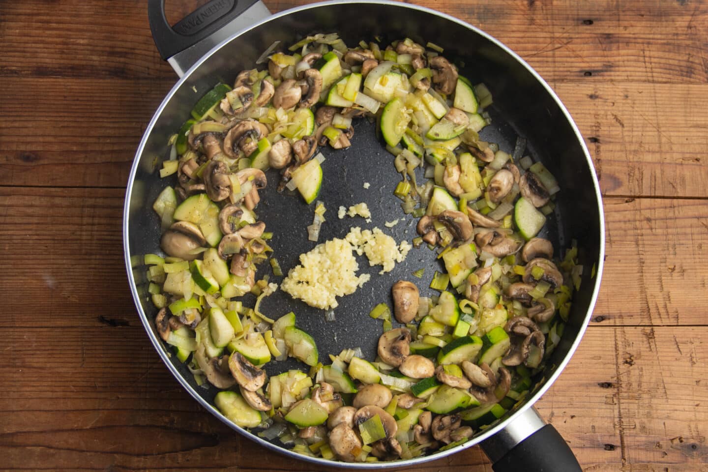 This is a picture of the skillet full of veggies with added garlic.