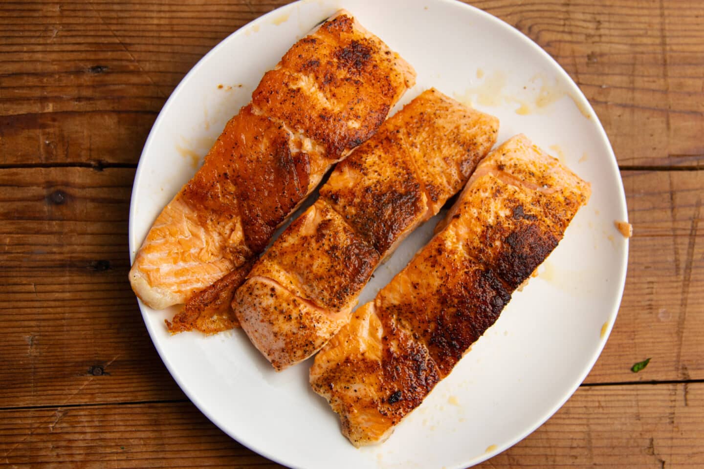 This is a picture of the cooked salmon filets on a plate.