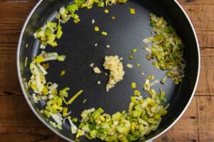 This is a picture of the skillet with garlic added to the leeks.