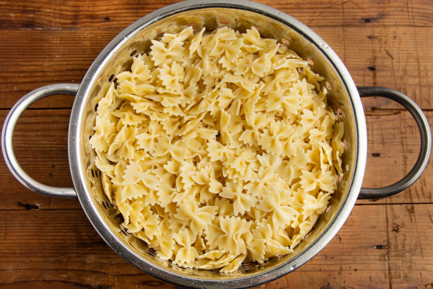 This is a picture of the pasta in a colander after being cooked.